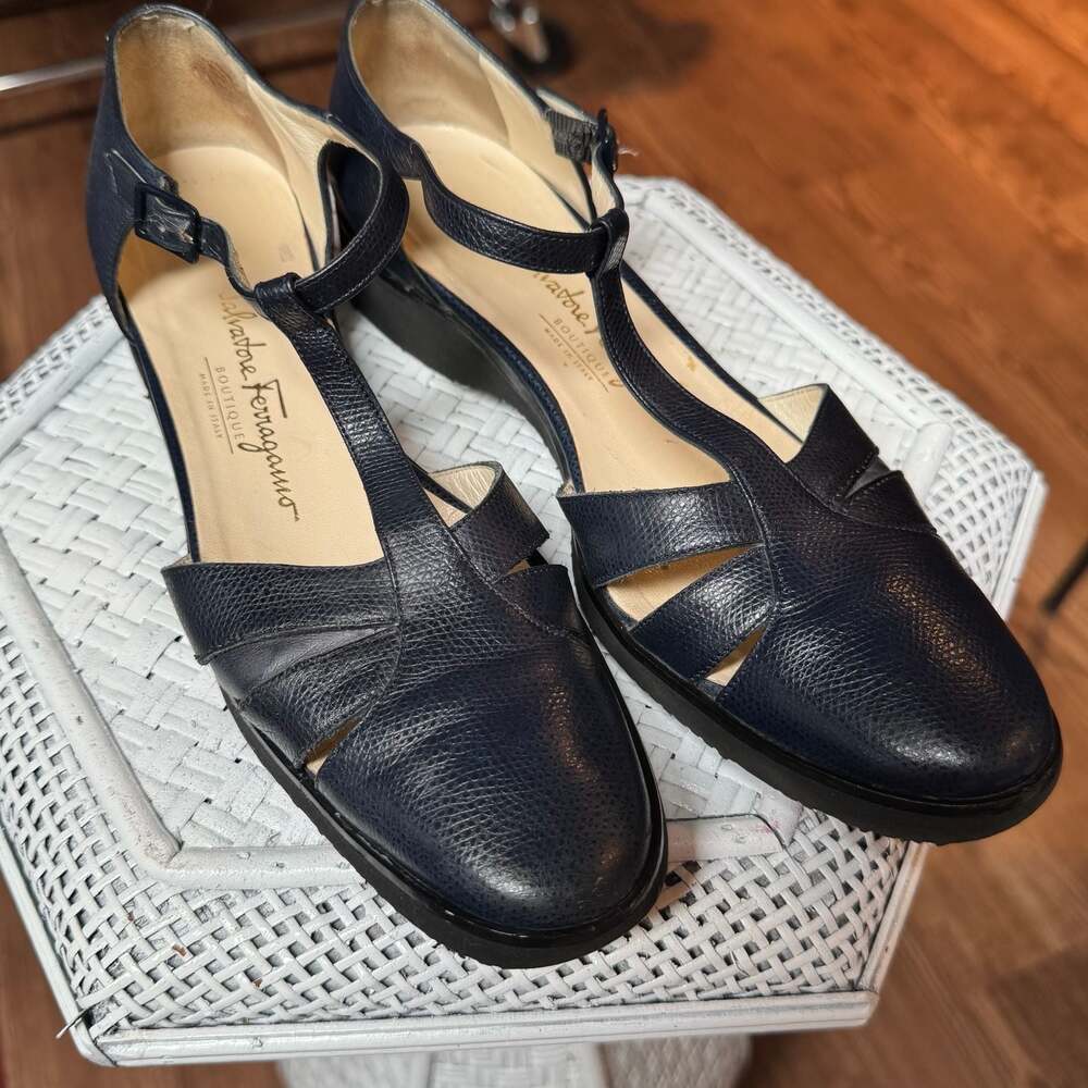 Salvatore Ferragamo Navy Leather T-Strap Mary Jane Flats Women’s 7.5 AA Italy